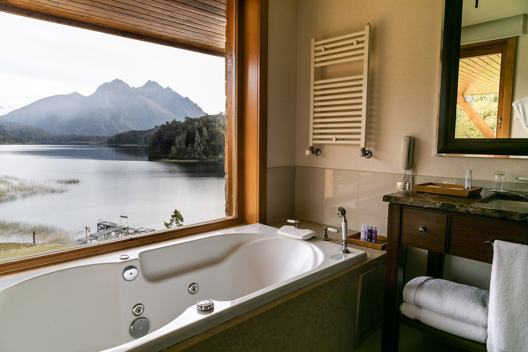 Moreno Deluxe Studio whirlpool bathtub